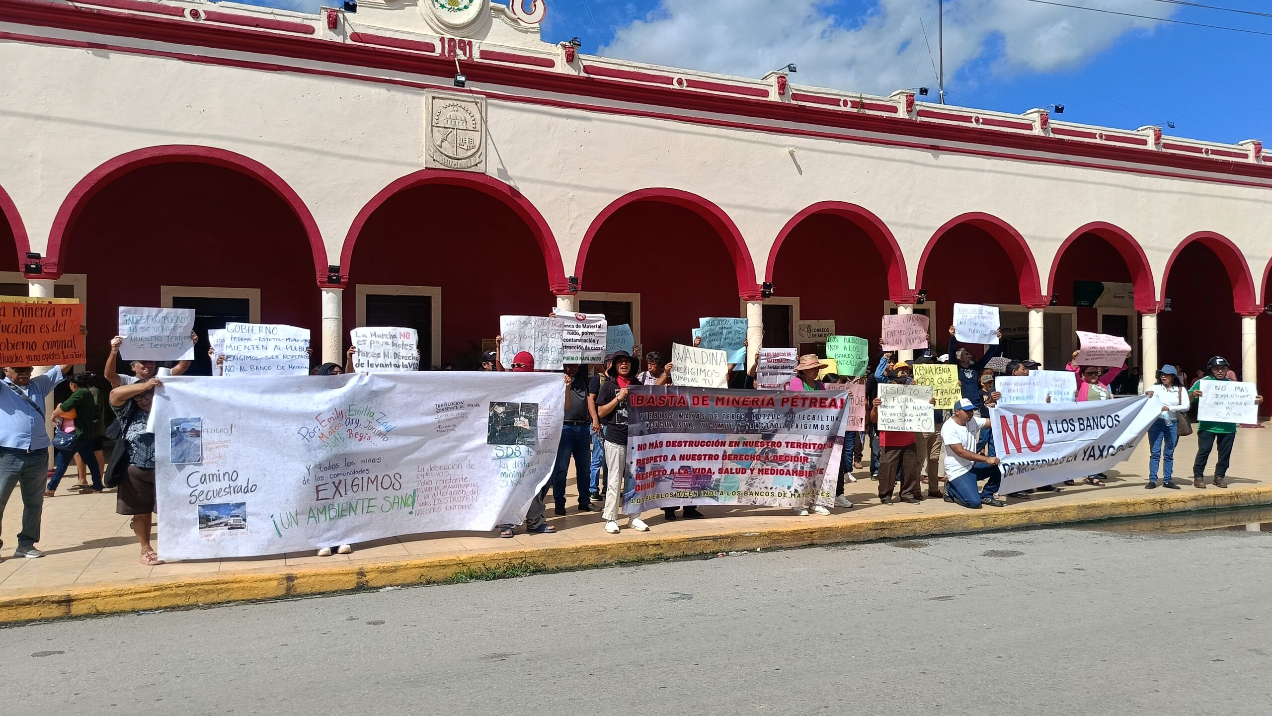 Red de pueblos mayas contra la minería se manifiestan frente al palacio municipal de Umán